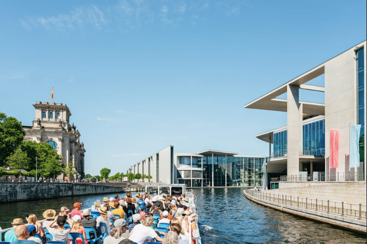 Berlin 1-Hour City Tour by Boat with Guaranteed Seating 2