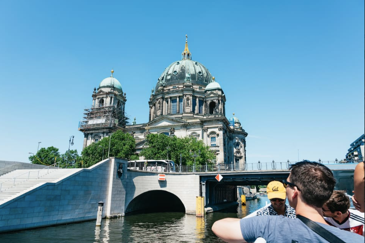 Berlin 1-Hour City Tour by Boat with Guaranteed Seating 3