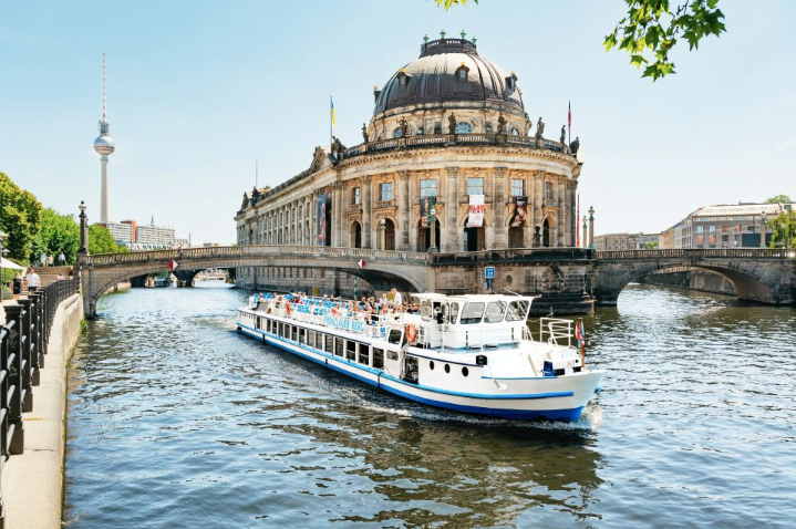 Berlin 1-Hour City Tour by Boat with Guaranteed Seating