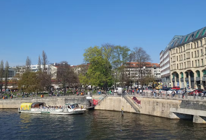 Berlin: 1 Hour Sightseeing Cruise on the River Spree 2