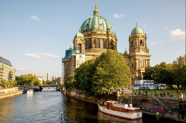 Berlin: Flagship Boat Sightseeing on Electric Motor Yacht
